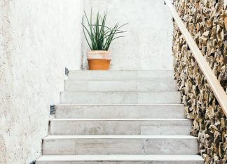 Hogyan teremtsünk természetközeli otthont? – Tippek a fa, kő és növények kreatív felhasználására lépcső