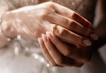 Az időtlen elegancia: Taylor Swift különleges eljegyzési gyűrűje menyasszony kéz