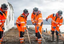Védelem és kényelem munkavédelmi kabátban az őszi munkavégzés során munkások